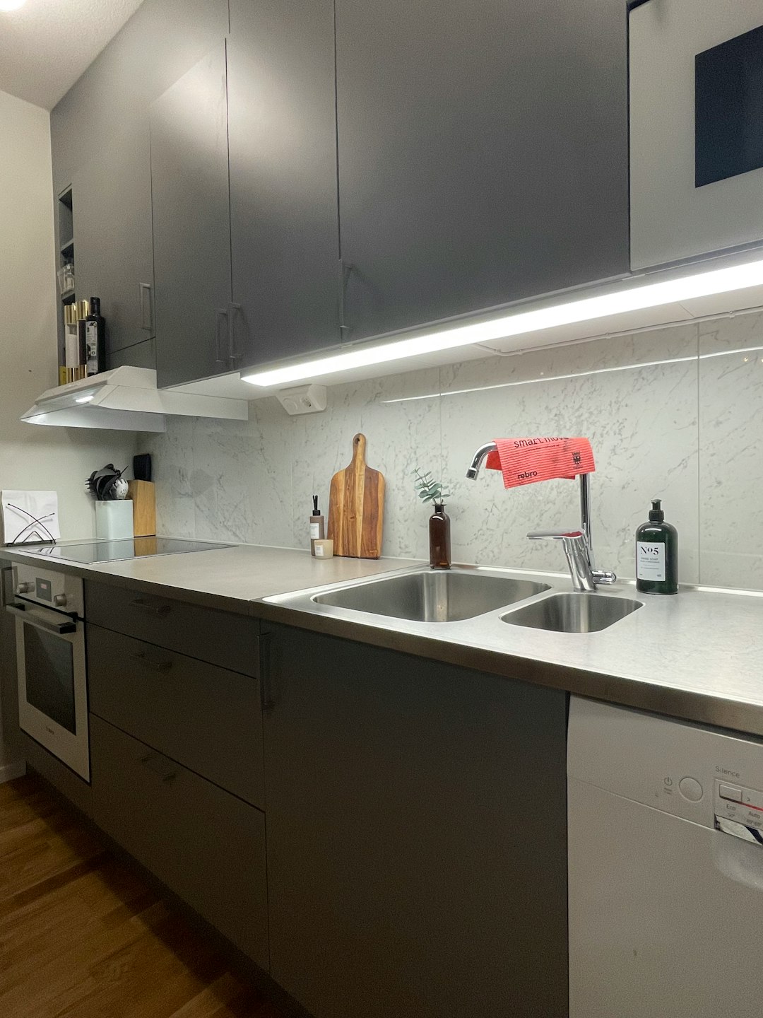 gallery-01 A clean grey kitchen with marble tiles